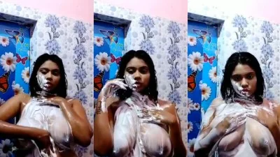 Desi girl bathing with huge big sexy melons mms